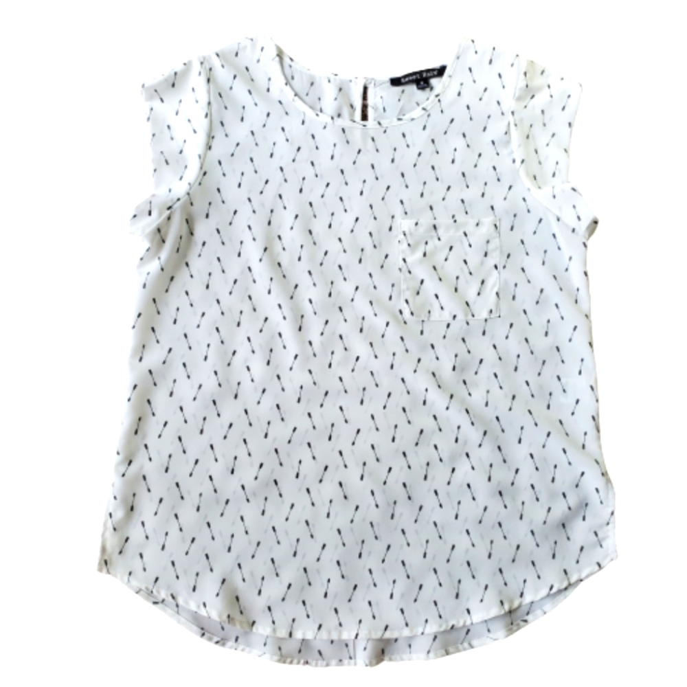 Sweet Rain White short sleeved blouse with black arrow print Size M